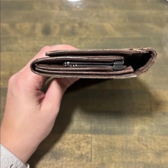 ✨ REHAB OPPORTUNITY!✨ Gucci Beige and Brown Monogram Wallet - Picture 16 of 17